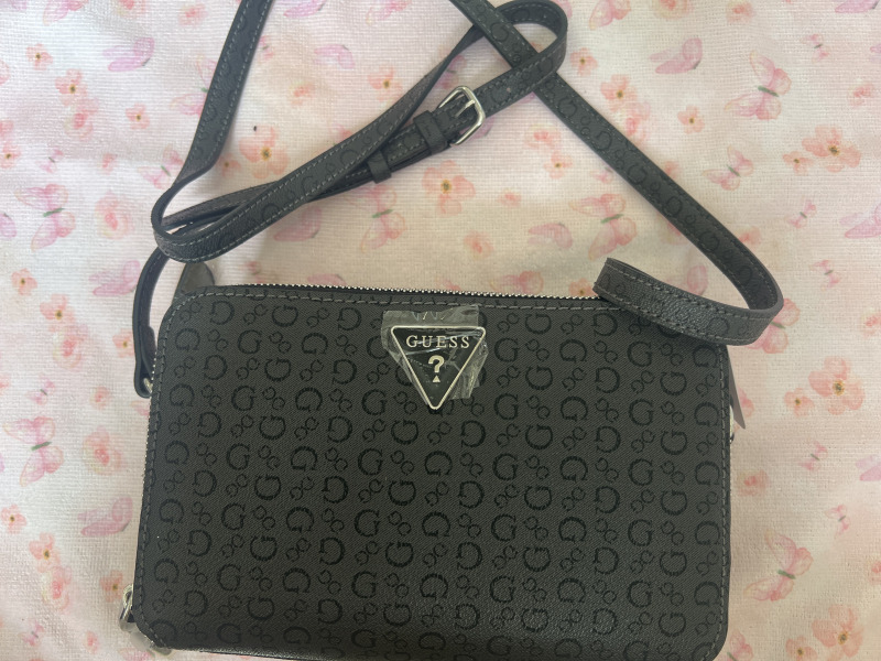 Guess Negra Cuadrada